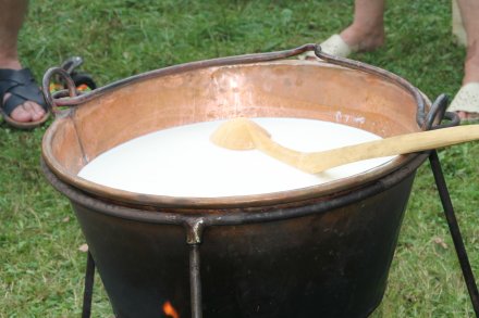 Pokazy robienia serów pasterskich w kolbybie w Parku Kopczyńskiego w Wiśle